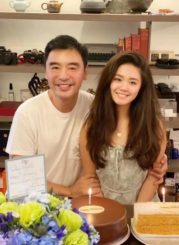 钟镇涛女儿考上北电 全家激动庆祝